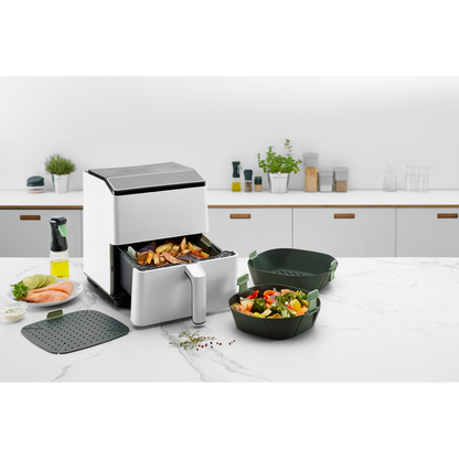 Goditi una cucina più pulita, semplice e sicura con questo cestello per friggitrice ad aria.   Lavabile in lavastoviglie - Resiste fino a 220°C Dimensioni: Adattabile da cm 22 x 22 x h 8,5 a cm 18 x 18 x h 8,5. In negozio e online su tuttochic.live