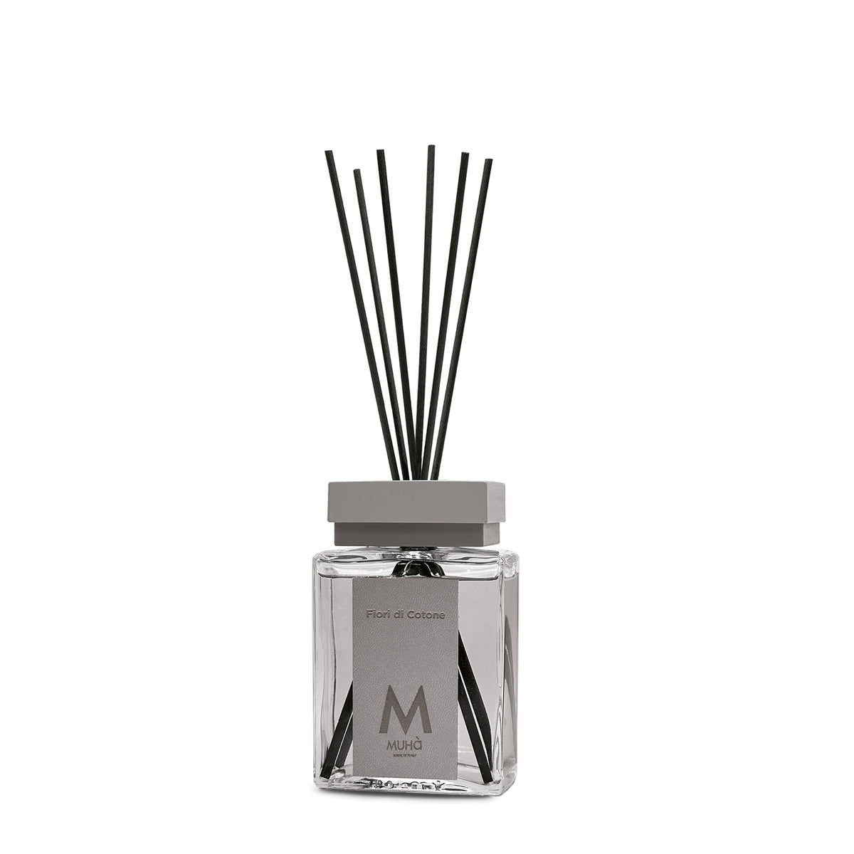 Profumatore d'ambiente con bastoncini in fibra, bottiglia in vetro rettangolare con 100 ml di fragranza e tappo in zama colorato. In negozio e online su tuttochic.live