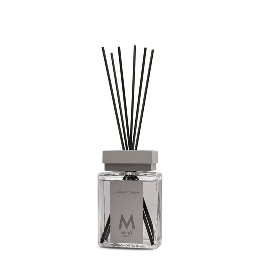 Profumatore d'ambiente con bastoncini in fibra, bottiglia in vetro rettangolare con 100 ml di fragranza e tappo in zama colorato. In negozio e online su tuttochic.live