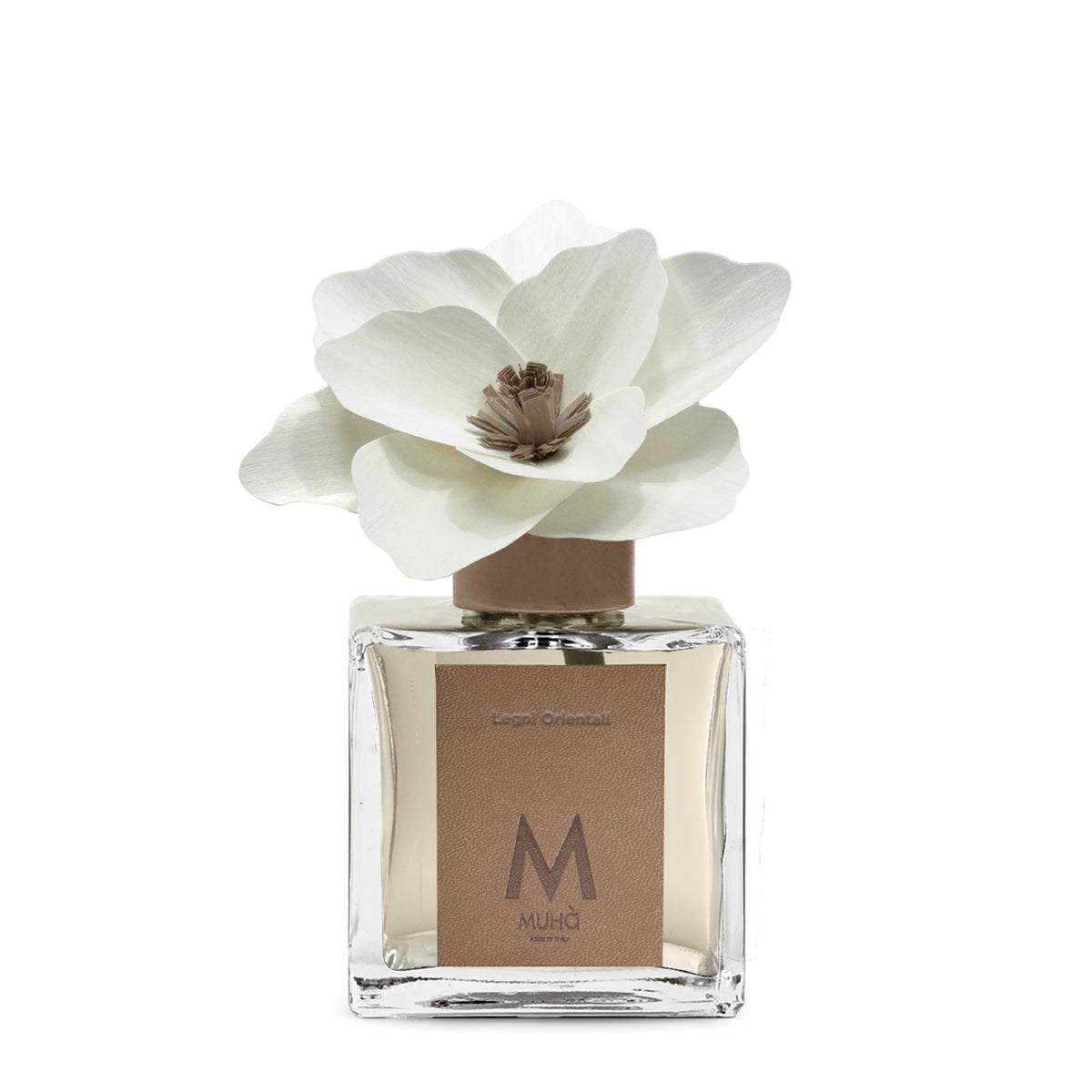 Diffusore d’ambiente con bottiglia in vetro con tappo in zama si accompagna a una magnolia in legno di betulla per diffondere la fragranza Legni Orientali. In negozio e online su tuttochic.live