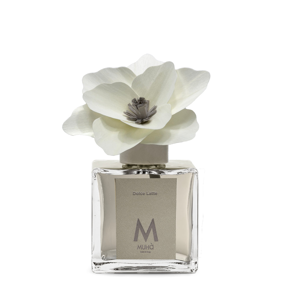 Diffusore d’ambiente con bottiglia in vetro con tappo in zama si accompagna a una magnolia in legno di betulla per diffondere 250 ml di fragranza Dolce Latte. tuttochic.live