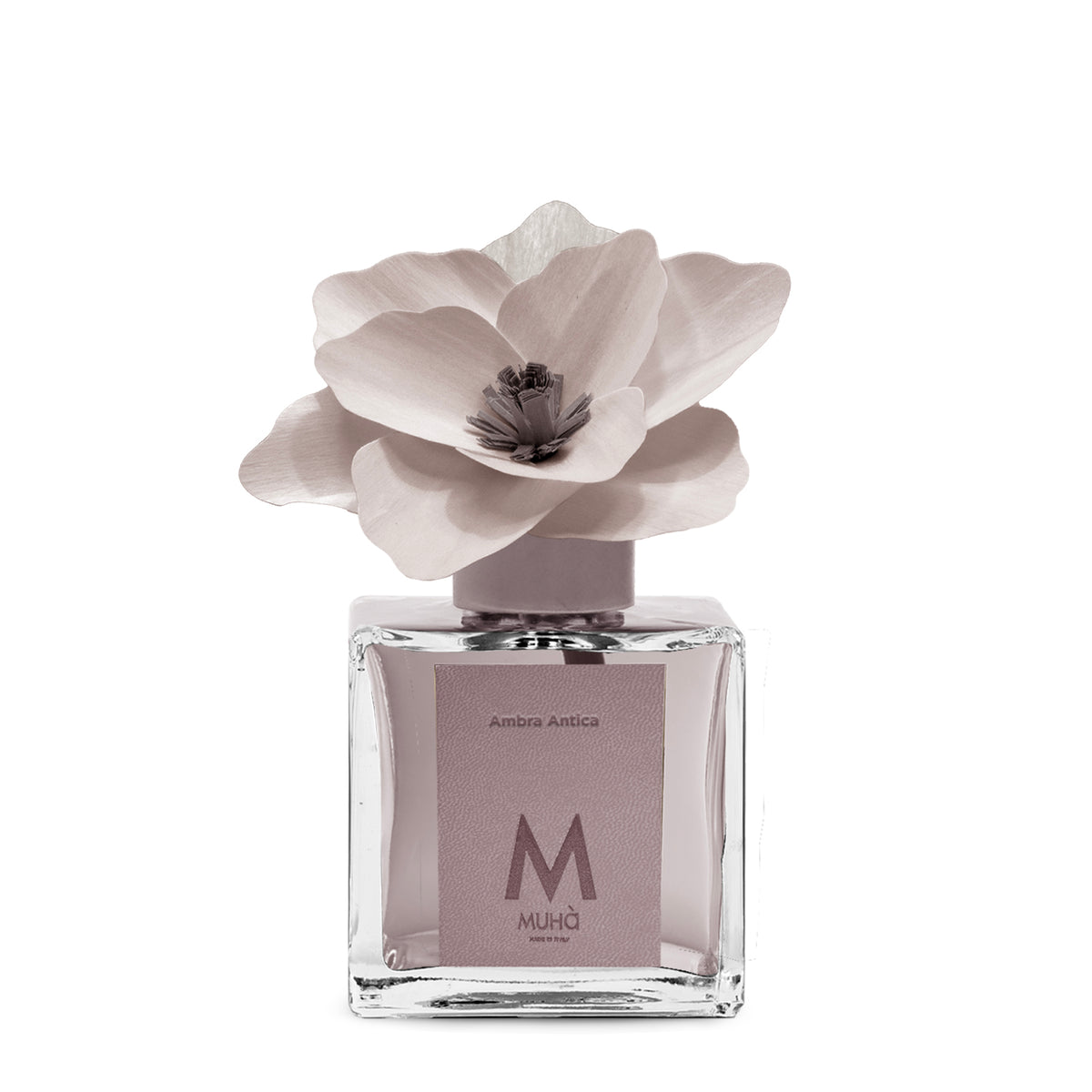 Diffusore d’ambiente con bottiglia in vetro con tappo in zama si accompagna a una magnolia in legno di betulla per diffondere 250 ml di fragranza Ambra Antica. tuttochic.live