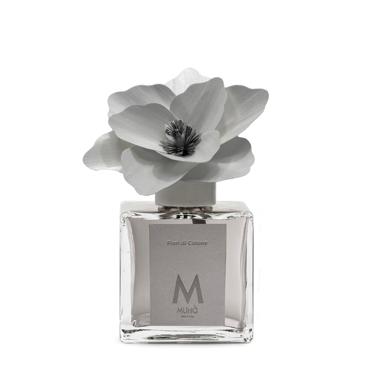 Diffusore d’ambiente con bottiglia in vetro con tappo in zama si accompagna a una magnolia in legno di betulla per diffondere 250 ml di fragranza Fiori di Cotone. tuttochic.live
