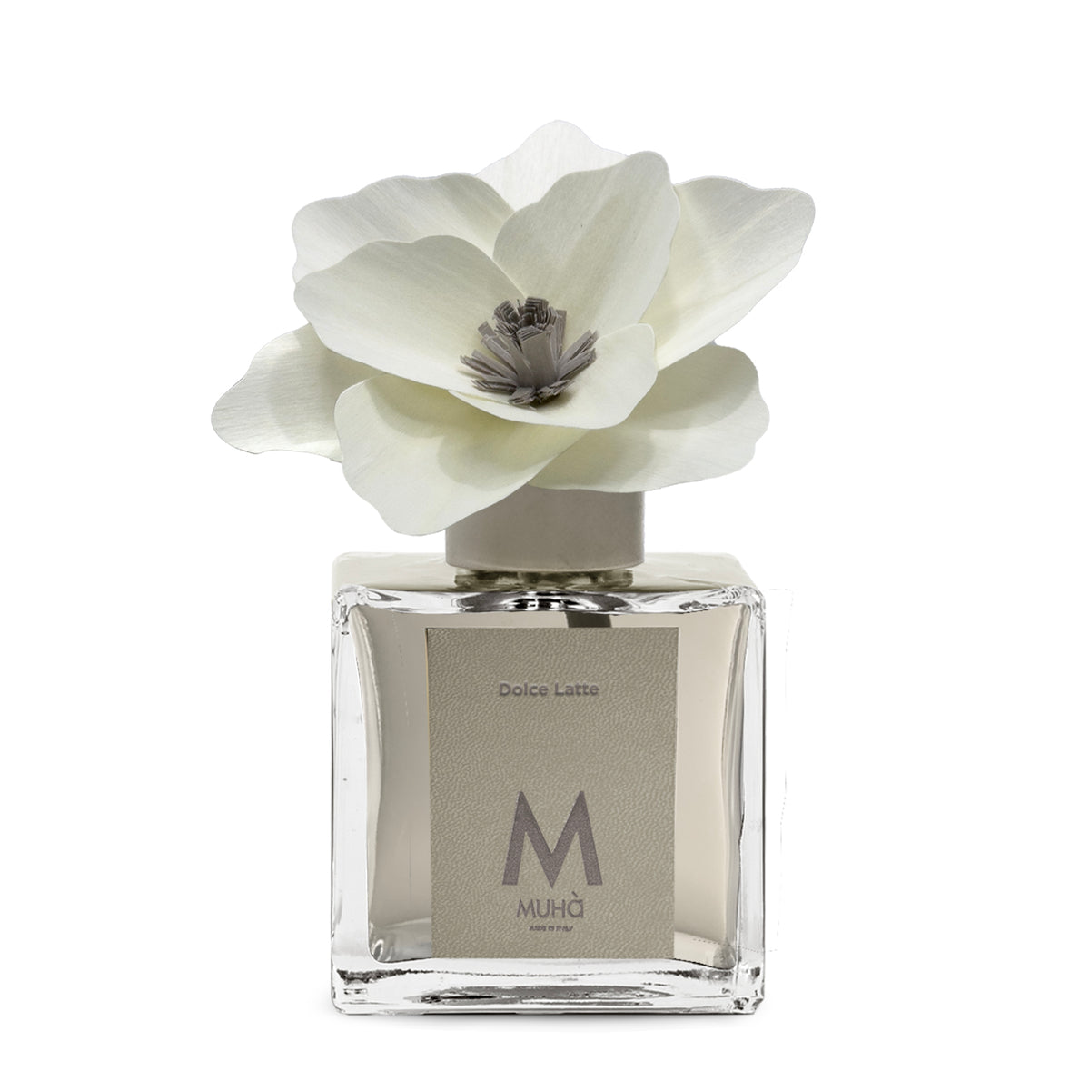 Diffusore d’ambiente con bottiglia in vetro con tappo in zama si accompagna a una magnolia in legno di betulla per diffondere la fragranza Dolce Latte. tuttochic.live
