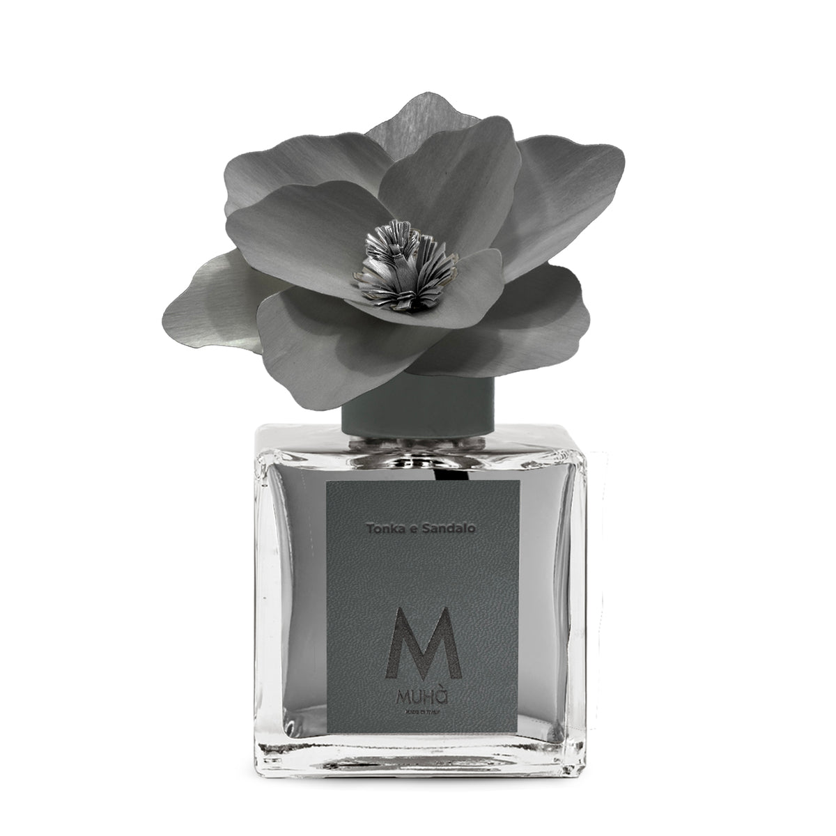 Diffusore d’ambiente con bottiglia in vetro con tappo in zama si accompagna a una magnolia in legno di betulla per diffondere la fragranza Tonka e Sandalo. tuttochic.live