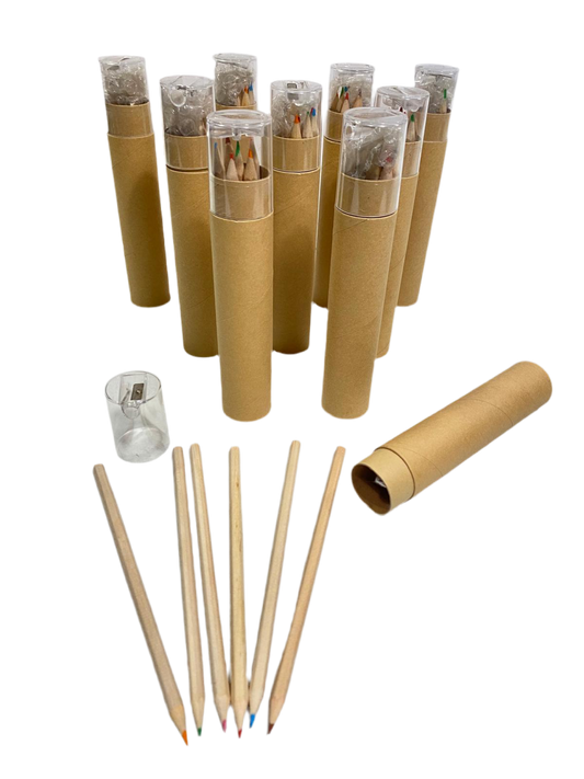 Set di 10 contenitori cilindrici in cartone con 6 matite in legno in colori assortiti. Dimensioni: cm Ø 3,5 x 19,5  In negozio e online su tuttochic.live