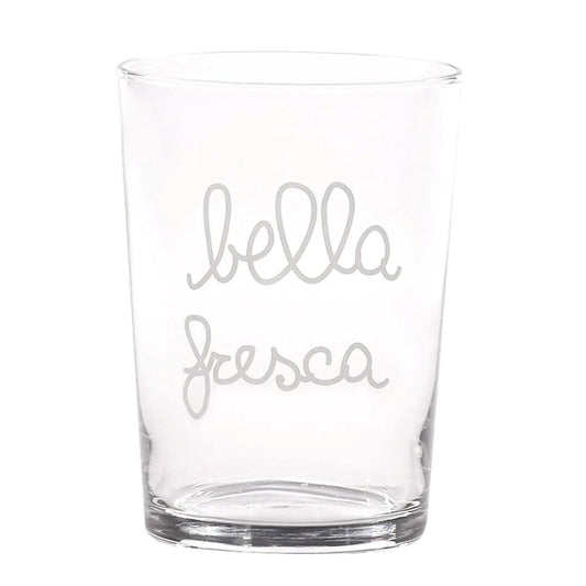 Set da 6 bicchieri in vetro con decoro serigrafato "bella fresca". Aggiungi un tocco di originalità ai tuoi momenti conviviali e goditi una birra o bibita nel modo più divertente. Bicchieri festeggiare con gli amici! Dimensioni:  Ø 8,8  x 12 h cm. Disegnato e prodotto in Italia. In negozio e online su tuttochic.live