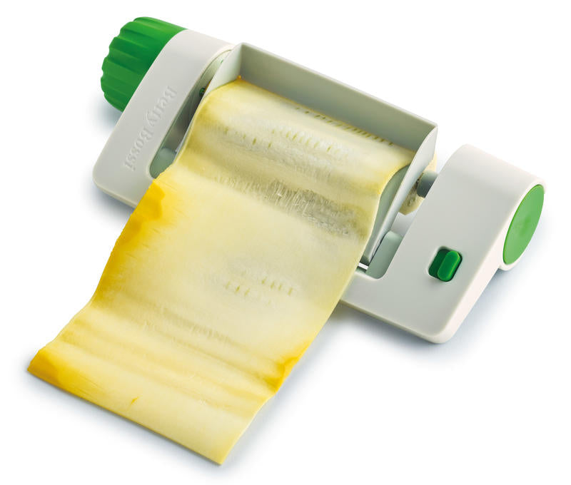 Con Veggie Sheet Slicer si possono ottenere sottili sfoglie di verdure. Ideale per variazioni fantasiose, sane, leggere e colorate di piatti classici come lasagne, gratin o patatine fritte.• lama in acciaio inox• Non lavabile in lavastoviglie• Dimensioni: 20 x 10 x 5,5 cm. In negozio e online su tuttochic.live