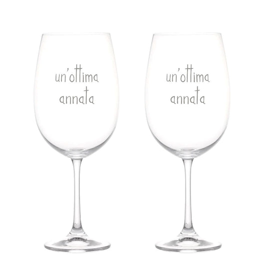 Goditi i tuoi vini preferiti con un tocco di classe grazie a questo set di 2 calici da degustazione in vetro cristallino. Perfetto per un regalo o per te stesso. Set di 2 calici 64 cl Altezza 24 x 9,8 cm. Disegnato e prodotto in Italia. In negozio e online su tuttochic.live