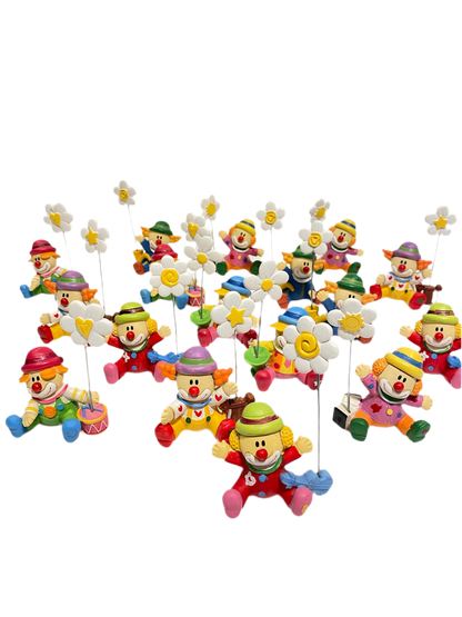 Set di 17 bomboniere assortite di Clown clip porta foto in resina decorata. Dimensioni: cm 8,5 x 4 x h 13 Confettata e astuccio non inclusi. tuttochic.live