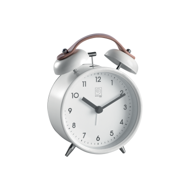 Sveglia in metallo con campane, cinturino in ecopelle e movimento silenzioso. Dimensione: cm10 x 5,5 x 13,5 h. Funziona con 1 batteria stilo alcalina (inclusa). In negozio e online su tuttochic.live