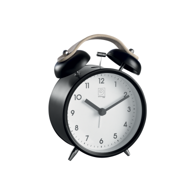 Sveglia in metallo con campane, cinturino in ecopelle e movimento silenzioso. Dimensione: cm10 x 5,5 x 13,5 h. Funziona con 1 batteria stilo alcalina (inclusa). In negozio e online su tuttochic.live
