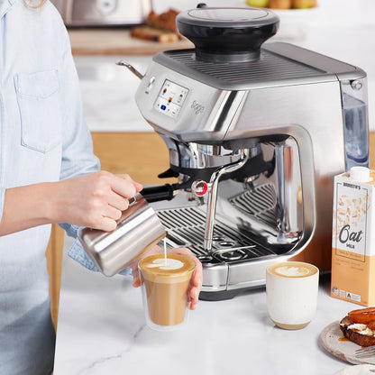 Macchina da caffè THE BARISTA EXPRESS IMPRESS. Scorri. Seleziona. Sorprendi. Il touchscreen ti guida in ogni fase della preparazione del tuo caffè perfetto, tutto con un solo tocco. Basta scorrere il dito e scegliere tra le 8 preimpostazioni di caffè preferite fino a 8 bevande. In negozio e online su tuttochic.live