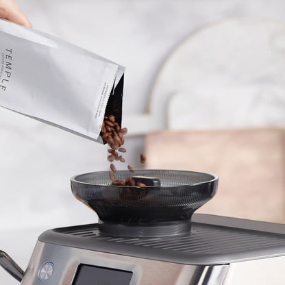 Macchina da caffè THE BARISTA EXPRESS IMPRESS. Scorri. Seleziona. Sorprendi. Il touchscreen ti guida in ogni fase della preparazione del tuo caffè perfetto, tutto con un solo tocco. Basta scorrere il dito e scegliere tra le 8 preimpostazioni di caffè preferite fino a 8 bevande. In negozio e online su tuttochic.live