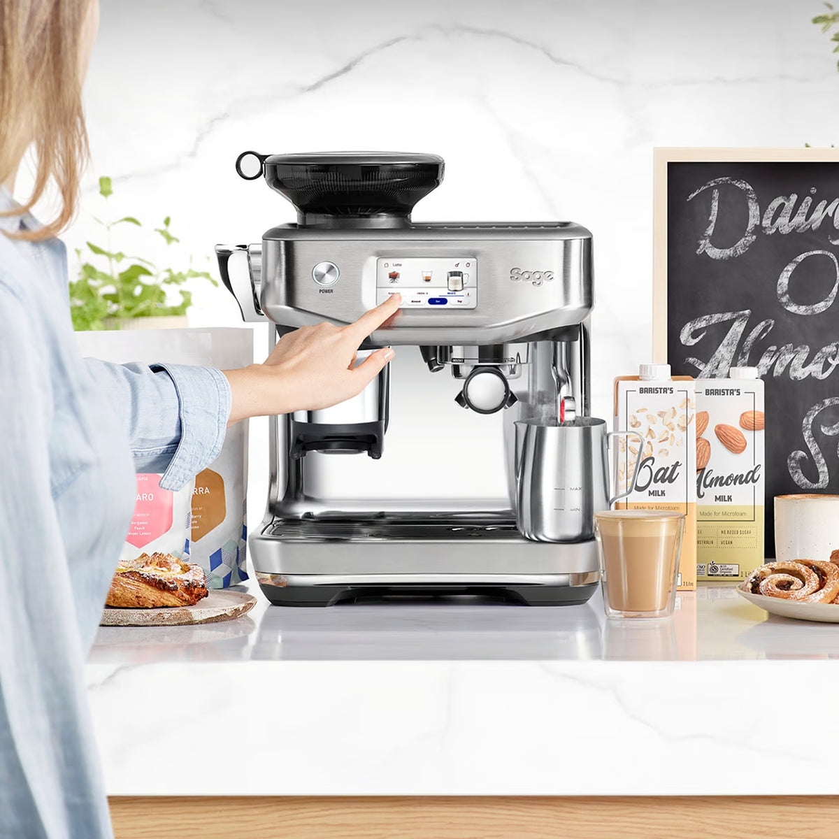 Macchina da caffè THE BARISTA EXPRESS IMPRESS. Scorri. Seleziona. Sorprendi. Il touchscreen ti guida in ogni fase della preparazione del tuo caffè perfetto, tutto con un solo tocco. Basta scorrere il dito e scegliere tra le 8 preimpostazioni di caffè preferite fino a 8 bevande. In negozio e online su tuttochic.live