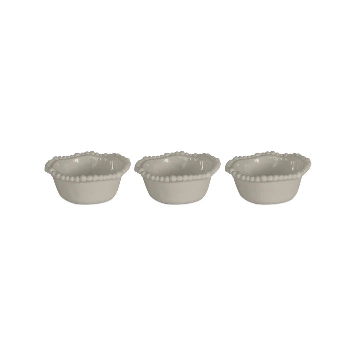 Set 3 coppette in melamina di colore tortora dell'innovativa collezione Joke. Tonalità pastello e caratteristico bordo rivestito di micro sfere ornamentali fanno della linea in melamina un ottimo alleato per la tavola. Lavabile in Lavastoviglie. No microonde.  Ø 12 cm  / h 5 cm. In negozio e online su tuttochic.live