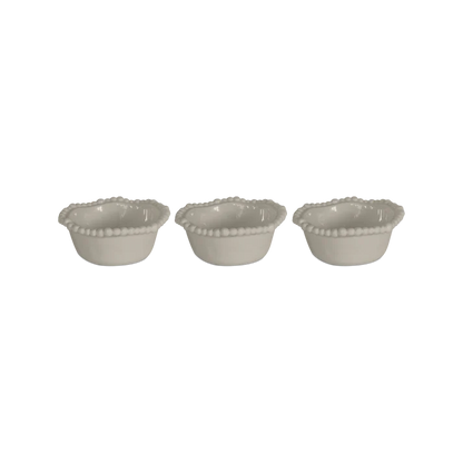 Set 3 coppette in melamina di colore tortora dell'innovativa collezione Joke. Tonalità pastello e caratteristico bordo rivestito di micro sfere ornamentali fanno della linea in melamina un ottimo alleato per la tavola. Lavabile in Lavastoviglie. No microonde.  Ø 12 cm  / h 5 cm. In negozio e online su tuttochic.live