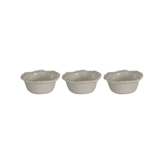 Set 3 coppette in melamina di colore tortora dell'innovativa collezione Joke. Tonalità pastello e caratteristico bordo rivestito di micro sfere ornamentali fanno della linea in melamina un ottimo alleato per la tavola. Lavabile in Lavastoviglie. No microonde.  Ø 12 cm  / h 5 cm. In negozio e online su tuttochic.live