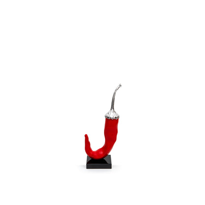 Peperoncino è una scultura moderna artigianale realizzata in resina di qualità, tutta Made in Italy. Questa fantastica opera d'arte rappresenta uno dei più classici portafortuna della tradizione italiana in una veste nuova e moderna. Dimensioni: cm 5 x 3,5 x 13 h - Peso: gr. 68. In negozio e online su tuttochic.live