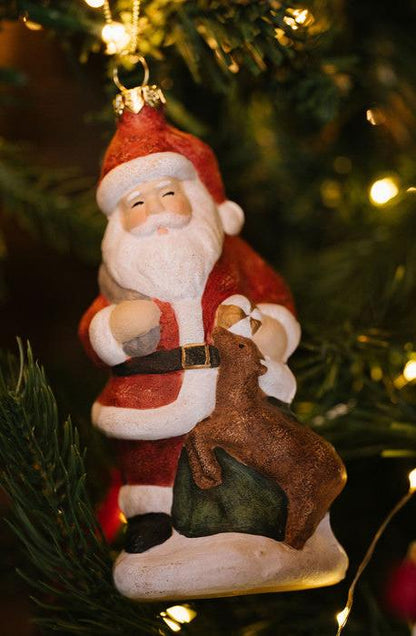 Realizzato in pregiata plastica decorata, questo Babbo Natale porterà una magica atmosfera al tuo albero, creando un'esperienza unica e sofisticata. Accogli l'incanto del Natale a casa tua con questo esclusivo decoro. Disponibile in due modelli. In negozio e online su tuttochic.live
