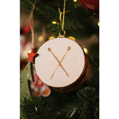 Esalta i tuoi ambienti con l'elegante addobbo Tamburo. Questa decorazione in plastica a forma di tamburo è perfetta per il tuo albero di Natale, con un tocco di lusso e stile che trasformerà la tua casa in un meraviglioso Wonderland di Natale. Dimensioni: 9.3 x 4.1 x 7.3 cm. In negozio e online su tuttochic.live