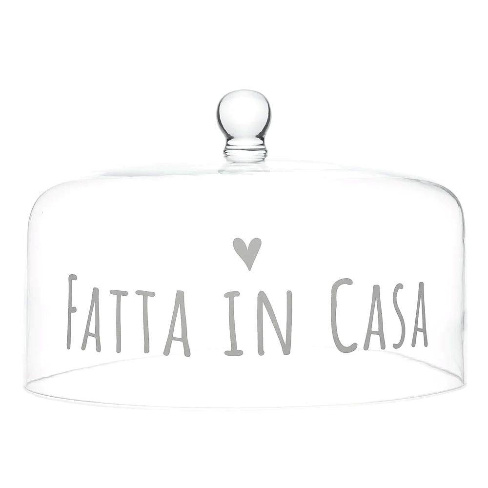 Proteggi i tuoi dolci, torte, frutta e antipasti salati con la nostra campana con decoro "Fatta In Casa". Goditi la freschezza e la protezione dei tuoi cibi grazie a questo pratico accessorio per la cucina. presentati e serviti in modo ottimale. Dimensioni: cm Ø 28,5 x 14,5 h. In negozio e online su tuttochic.live