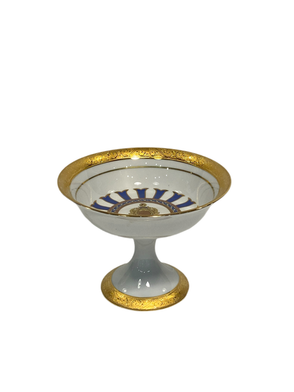 Alzata tonda in porcellana Limoges con decoro in oro zecchino e blu.  Dimensioni: cm ø 18,5 x h 13,5. In negozio e online su tuttochic.live