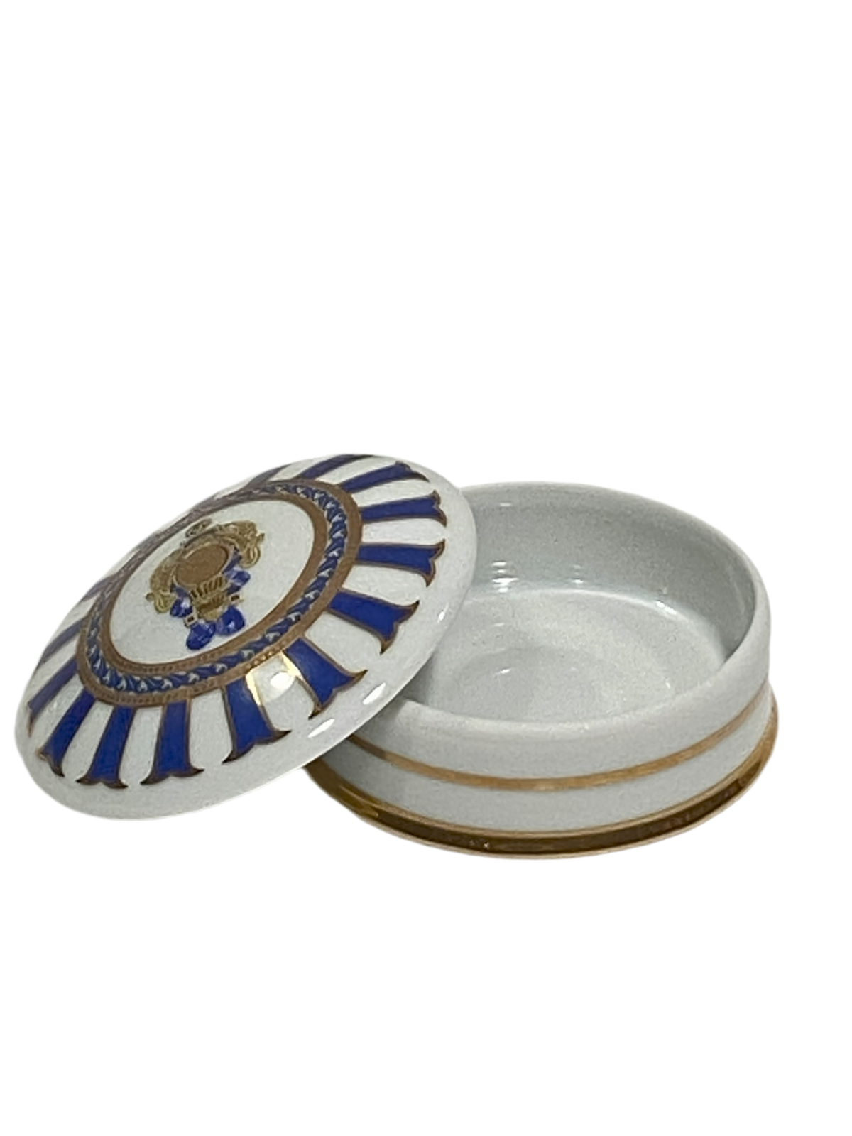 Scatolina tonda con coperchio bombato in porcellana Limoges con decoro in oro zecchino e blu. Dimensioni: cm ø 7,5 x h 3,5. In negozio e online su tuttochic.live