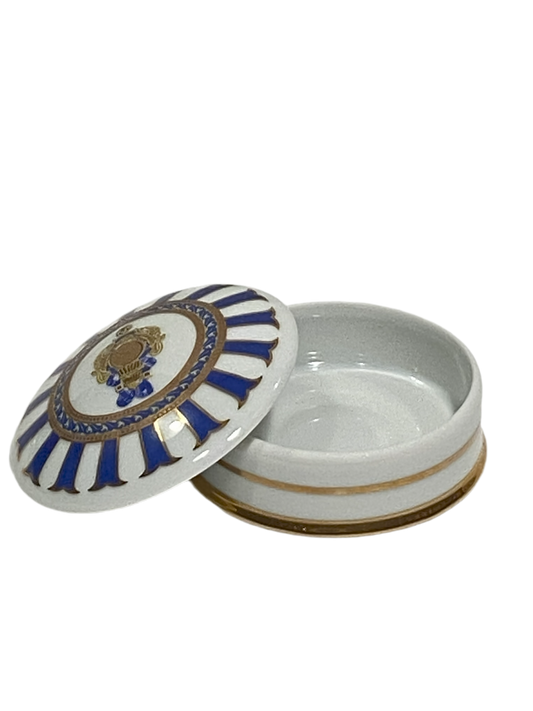 Scatolina tonda con coperchio bombato in porcellana Limoges con decoro in oro zecchino e blu. Dimensioni: cm ø 7,5 x h 3,5. In negozio e online su tuttochic.live