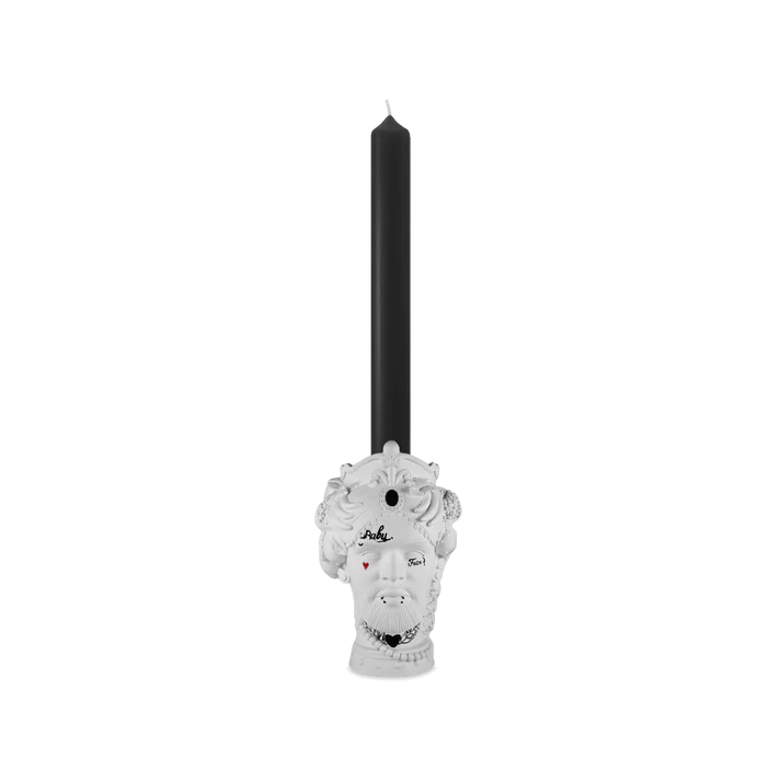 Portacandela in poliresina, completo di candela in cera di colore nero, della esuberante e iconica collezione Sagrada Familia.  Dimensioni: cm 7,5 x h 12 (senza candela. In negozio e online su tuttochic.live