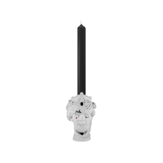 Portacandela in poliresina, completo di candela in cera di colore nero, della esuberante e iconica collezione Sagrada Familia.  Dimensioni: cm 7,5 x h 12 (senza candela. In negozio e online su tuttochic.live