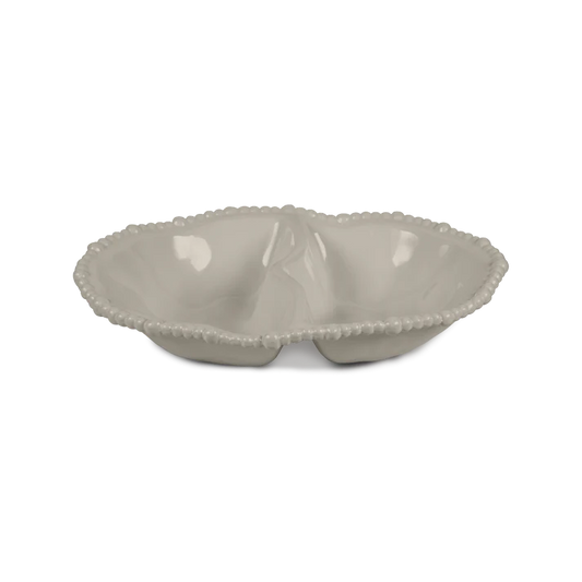 Antipastiera in melamina tortora dell'innovativa collezione Joke. Tonalità pastello e caratteristico bordo rivestito di micro sfere ornamentali fanno della linea in melamina un ottimo alleato per la tavola. Praticità che si unisce all’estetica. Dimensioni: 33 x 22.5 cm , H 7 cm. In negozio e online su tuttochic.live
