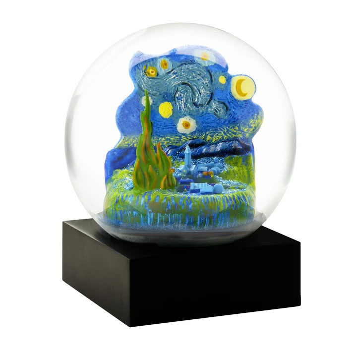 Rilassa la tua mente e regala un tocco di eleganza alla tua casa con questa sfera con neve ispirata allo stile di Van Gogh. Dimensioni: cm 8 x 8 x 12 h. Non sono giocattoli per bambini. In negozio e online su tuttochic.live