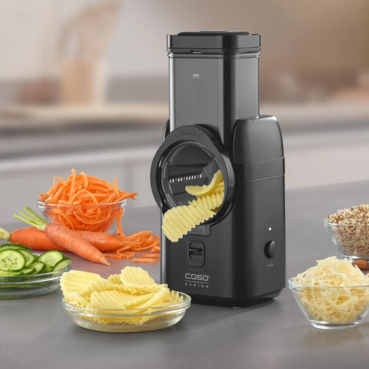 Affettatrice MultiSlicer CASO Design con accessori su piano cucina