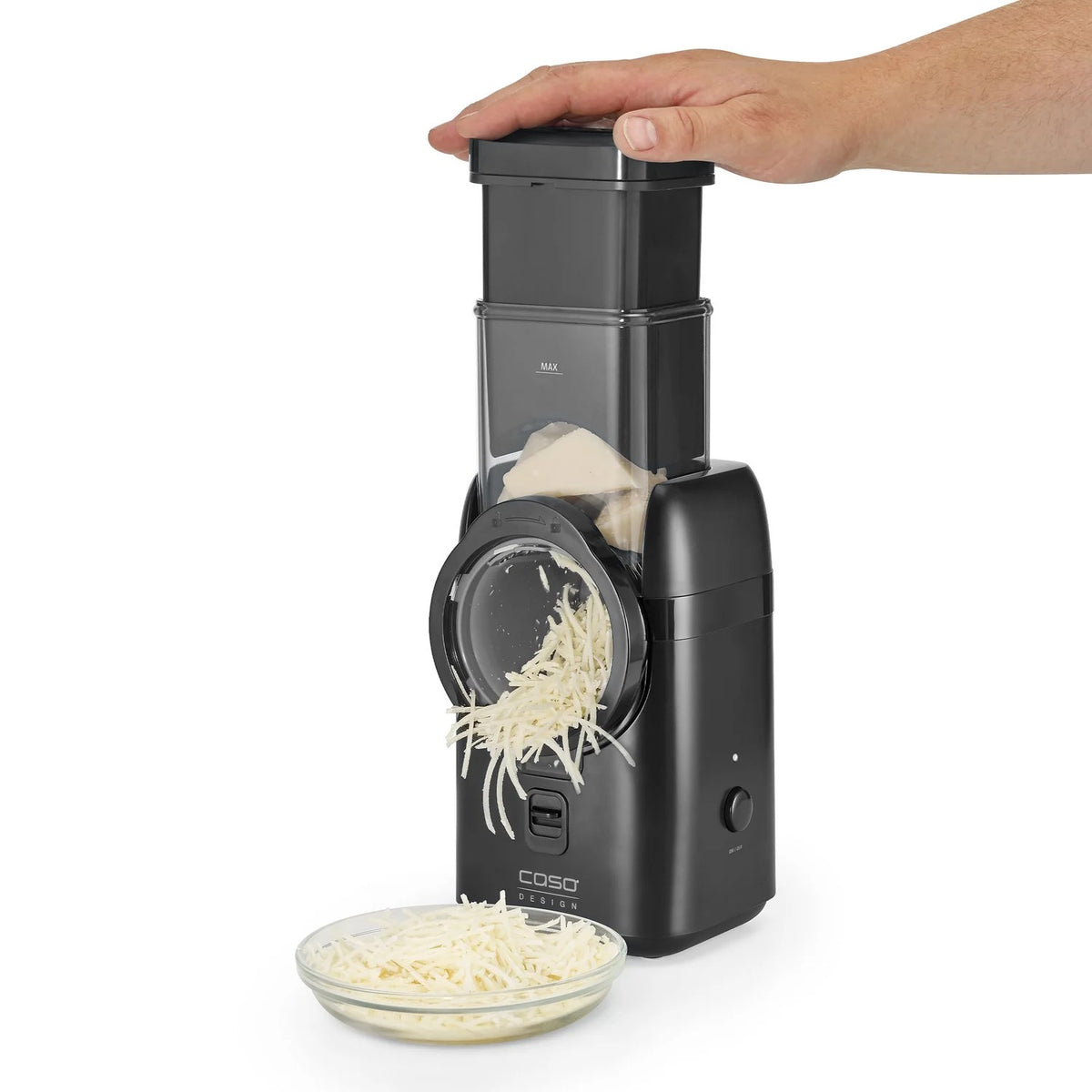 Affettatrice MultiSlicer CASO Design con accessori su piano cucina
