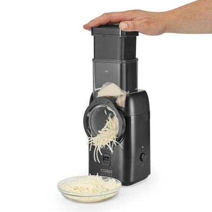 Affettatrice MultiSlicer CASO Design con accessori su piano cucina