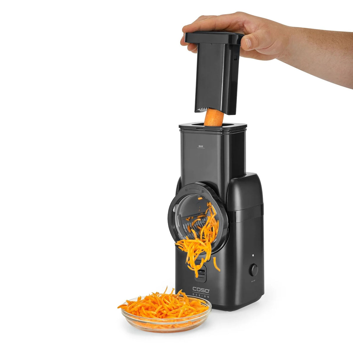 Affettatrice MultiSlicer CASO Design con accessori su piano cucina