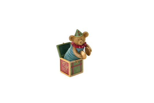 Decorazione natalizia in resina con orsetto che spunta da una scatola regalo, stile giocattolo d'epoca, collezione Vintage Toys Nuvole di Stoffa, Tutto Chic.