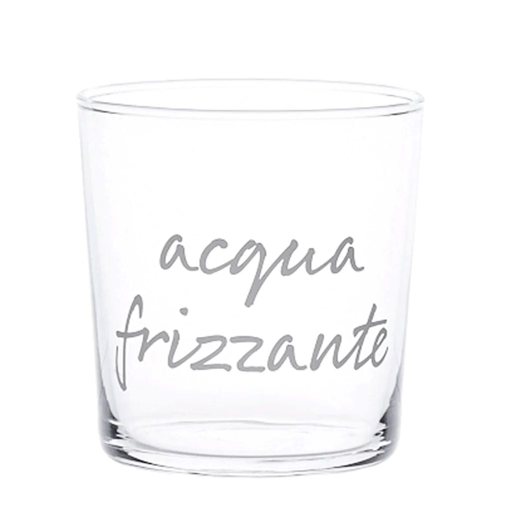 Riempi la tua tavola con stile grazie a questi 6 bicchieri in vetro temperato, ognuno con una scritta serigrafata che inciterà alla creatività durante i pasti. "acqua frizzante" diventerà il motto della tua casa! Set 6 bicchieri 35,5cl Disegnato e prodotto in Italia. In negozio e online su tuttochic.live