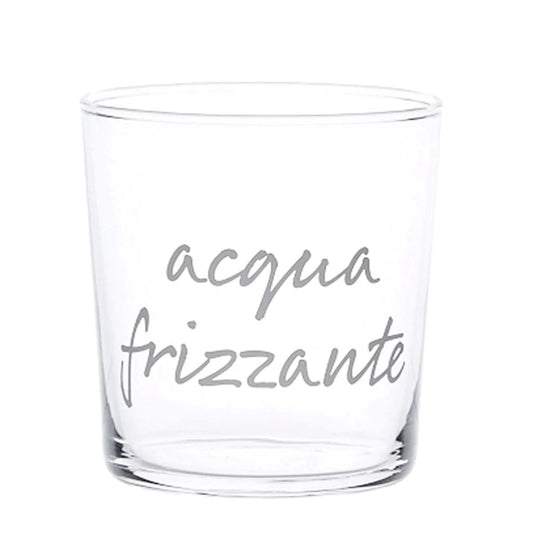 Riempi la tua tavola con stile grazie a questi 6 bicchieri in vetro temperato, ognuno con una scritta serigrafata che inciterà alla creatività durante i pasti. "acqua frizzante" diventerà il motto della tua casa! Set 6 bicchieri 35,5cl Disegnato e prodotto in Italia. In negozio e online su tuttochic.live