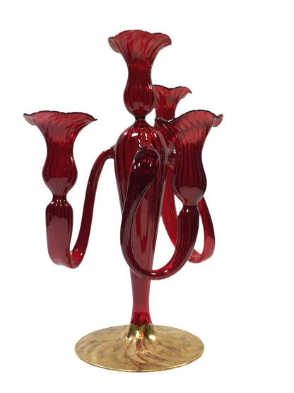 Candeliere 4 fiamme in vetro soffiato di colore rosso/oro, prodotto lavorato, rifinito e decorato completamente a mano. Made in Italy. Dimensioni: cm 21 x 34 h. In negozio e online su tuttochic.live