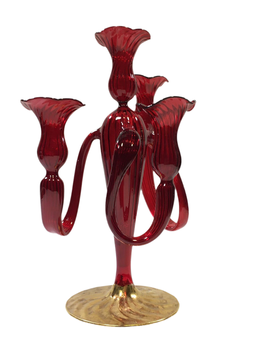 Candeliere 4 fiamme in vetro soffiato di colore rosso/oro, prodotto lavorato, rifinito e decorato completamente a mano. Made in Italy. Dimensioni: cm 21 x 34 h. In negozio e online su tuttochic.live