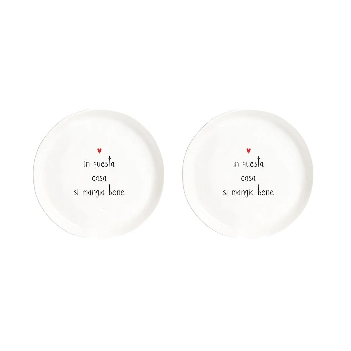 Set di 2 piatti dessert in gres porcellanato, resistenti e decorati con una frase divertente. lavabili in lavastoviglie Dimensioni: cm Ø 21 x h 2,5. In negozio e online su tuttochic.live