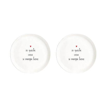 Set di 2 piatti dessert in gres porcellanato, resistenti e decorati con una frase divertente. lavabili in lavastoviglie Dimensioni: cm Ø 21 x h 2,5. In negozio e online su tuttochic.live