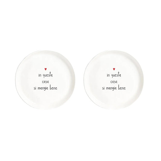 Set di 2 piatti dessert in gres porcellanato, resistenti e decorati con una frase divertente. lavabili in lavastoviglie Dimensioni: cm Ø 21 x h 2,5. In negozio e online su tuttochic.live