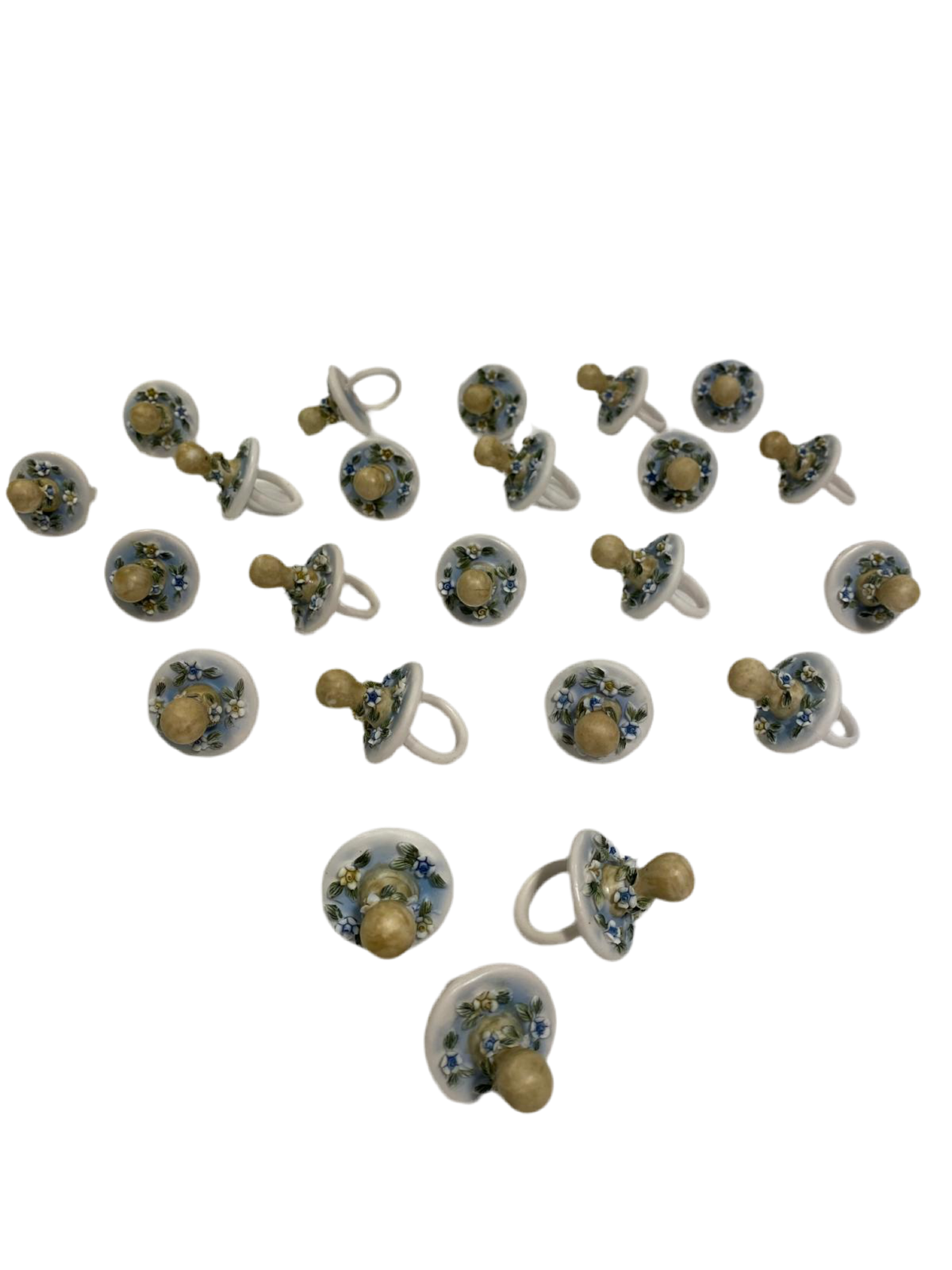 Set di 23 ciucciotti in porcellana stile capodimonte con sfumature di colore celeste. Dimensioni: cm 4,5 x 7 Confettata e astuccio non inclusi. tuttochic.live