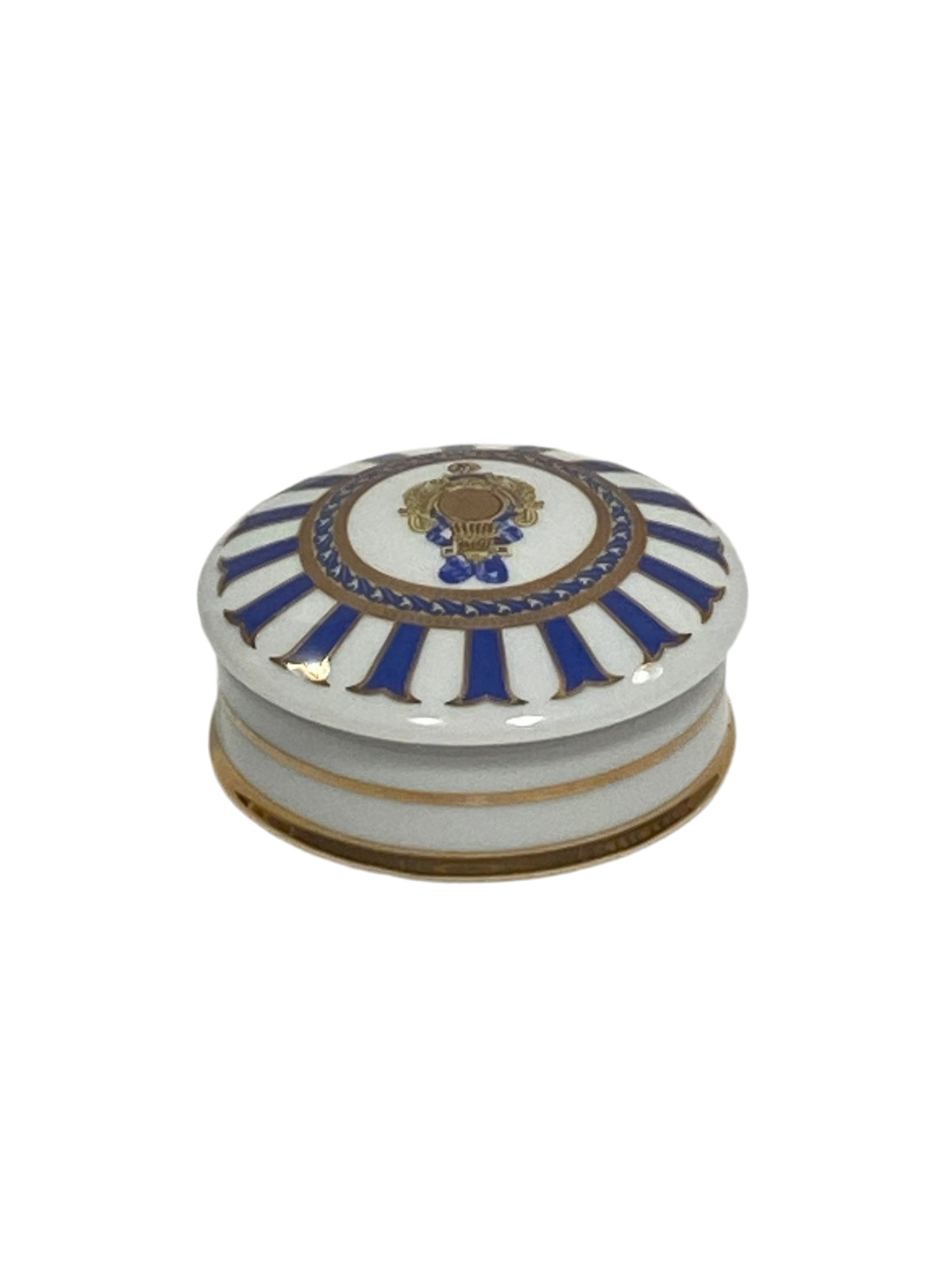 Scatolina tonda con coperchio bombato in porcellana Limoges con decoro in oro zecchino e blu. Dimensioni: cm ø 7,5 x h 3,5. In negozio e online su tuttochic.live