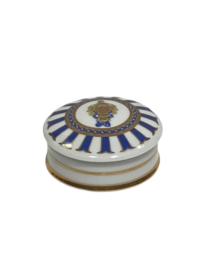 Scatolina tonda con coperchio bombato in porcellana Limoges con decoro in oro zecchino e blu. Dimensioni: cm ø 7,5 x h 3,5. In negozio e online su tuttochic.live