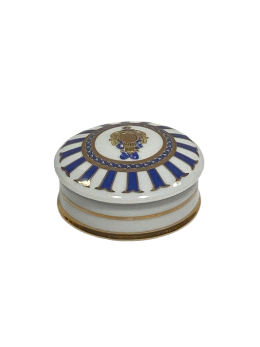 Scatolina tonda con coperchio bombato in porcellana Limoges con decoro in oro zecchino e blu. Dimensioni: cm ø 7,5 x h 3,5. In negozio e online su tuttochic.live