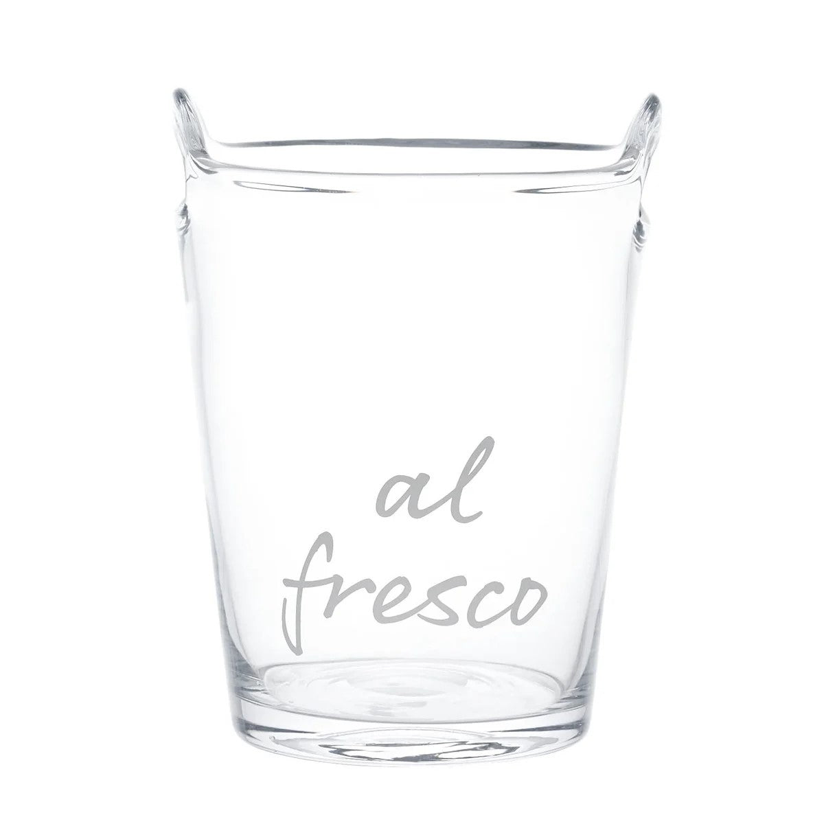 Secchiello rinfrescatore portabottiglia realizzato in vetro soffiato e decorato con la scritta "al fresco. Dimensioni: altezza 26 cm e diametro 19.5 cm. In negozio e online su tuttochic.live